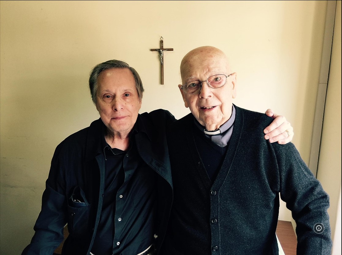 《大法師》導演威廉．佛雷金（左）與阿摩特神父相見歡。（翻攝自imdb.com）